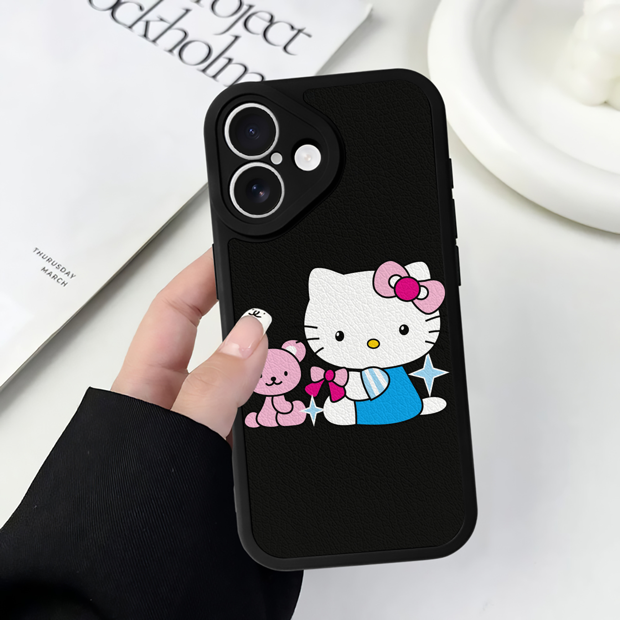 （画像用） Hello Kitty ハローキティ 【iPhone 16シリーズ対応】シリコンスマホケース（レザー調） 材質：シリコン